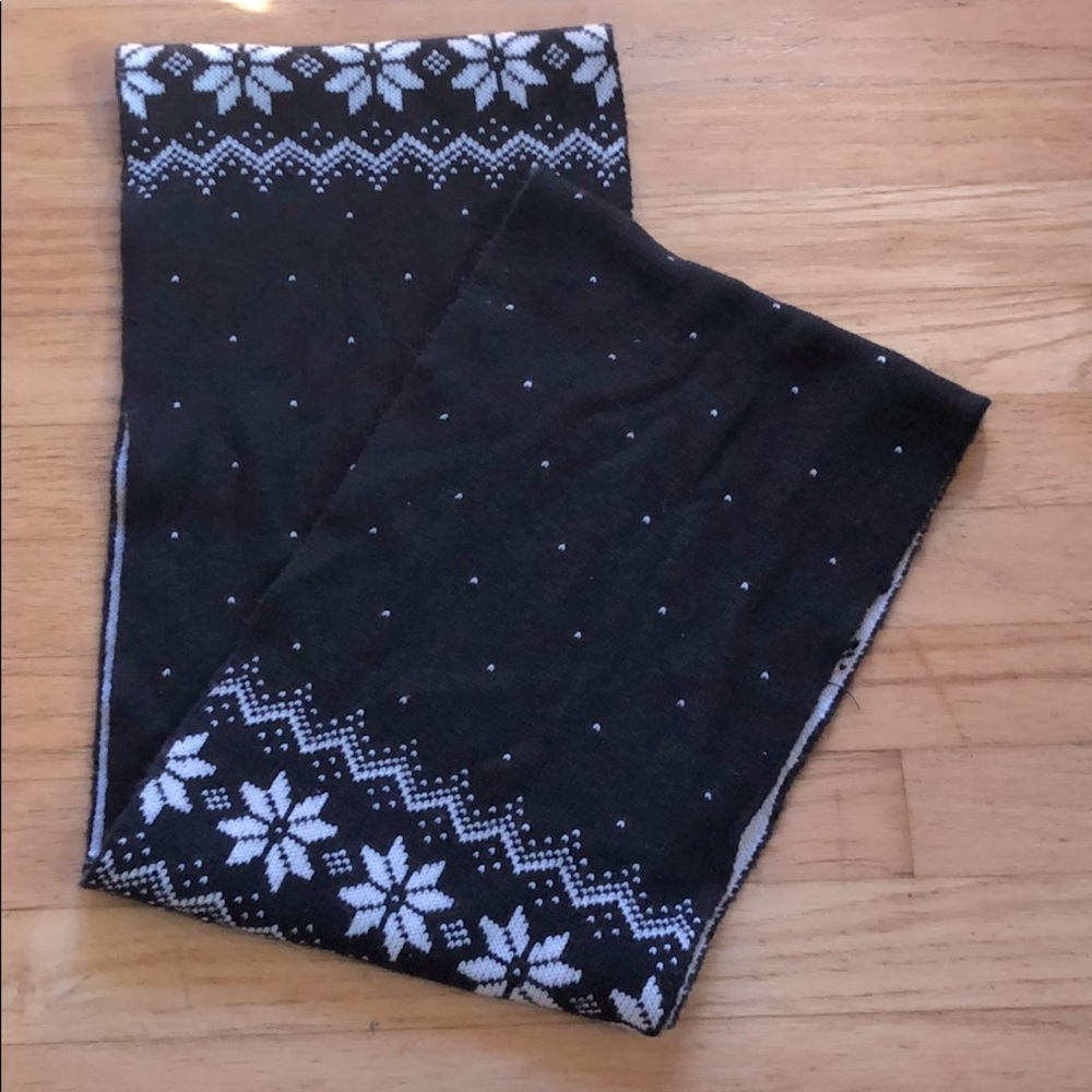 Hollister black and white snowflake infinity scarf